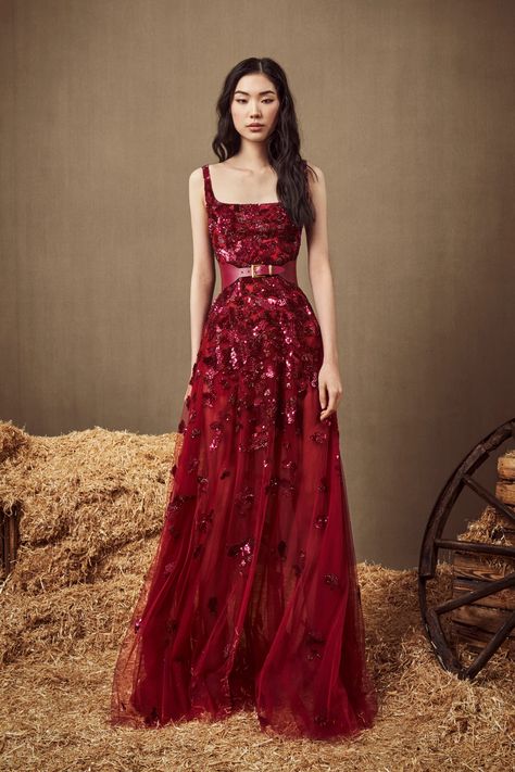 Zuhair Murad Pre-Fall 2022 Collection | Vogue Haute Couture Dresses 2022, Nye Gown, Red Haute Couture, Red Elegant Dress, Look Gatsby, Couture Evening Gowns, Gown Outfit, Zuhair Murad Haute Couture, Chique Outfits