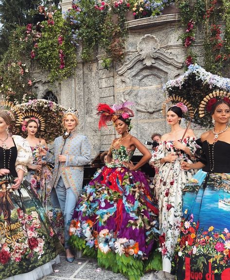 Floral Gowns, Dolce Gabbana Alta Moda, Dolce And Gabbana Runway, Fashion Queen, Vogue Beauty, Floral Fashion, Gorgeous Gowns, Fantasy Fashion, Beautiful Gowns