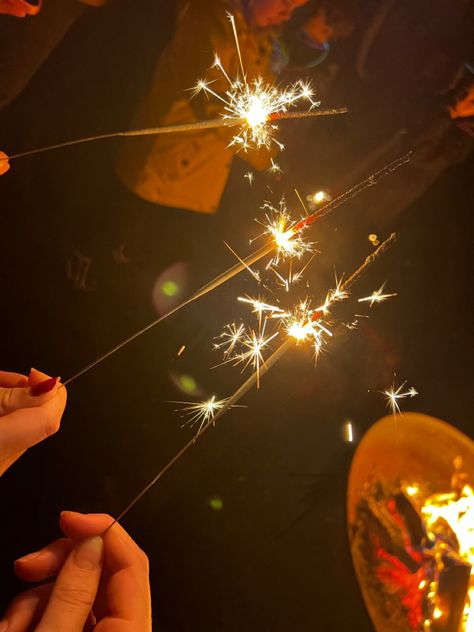 Autumn Birthday Aesthetic, Sparklers Aesthetics, Fire Works Aesthetic, Firework Sparklers, Pretty Fireworks, Daylight Aesthetic, Firework Aesthetic, Firework Festival, Aesthetic Fireworks