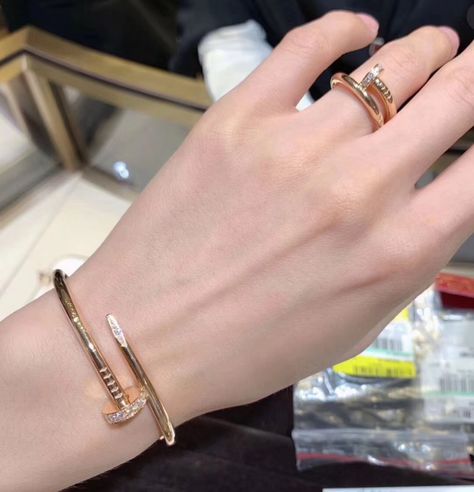 Rose Gold Accessories Outfit, Icon Jewelry, Dope Jewelry Accessories, Van Cleef And Arpels Jewelry, Nail Bracelet, Expensive Jewelry Luxury, Nail Ring, Bangles Jewelry Designs, Model Show