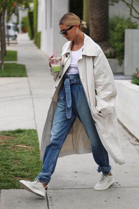 New Jeans Trend, Street Style Women Winter, Hailey Baldwin Street Style, Estilo Hailey Baldwin, Jeans Trend, Hailey Baldwin Style, Street Style Aesthetic, Walking Down The Street, Denim On Denim