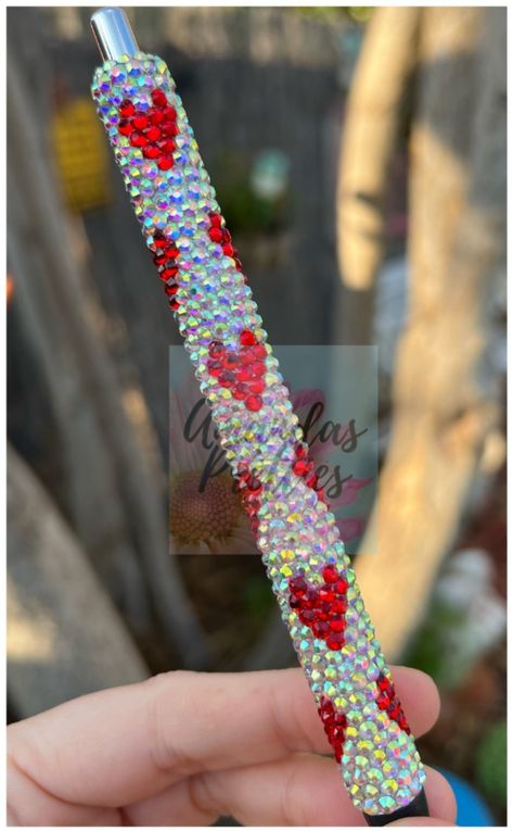 Bling Pen Pattern, Bedazzled Battery Pen, Bedazzled Cartridge Pen, Rhinestone Pens Pattern, Cart Battery Pen Bedazzled, Bedazzle Ideas Projects, Rhinestone Lighter, Bling Pens, Rhinestone Pens