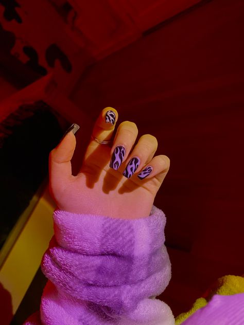 Tribal flame nail art Purple Nails With Flames, Purple Flame Nails, Red Flame Nails, Flame Nail Designs, Joker Nails, Nails Red And White, Nail Art Purple, Dark Nail Art, Flame Nails