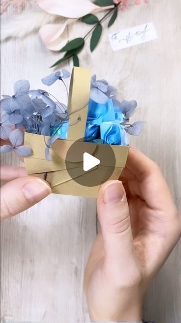 Quick Kids Crafts, Paper Easter Basket, Easter Paper Crafts, Vegan Easter, Diy Easter Gifts, Paper Craft Tutorials, Paper Flower Crafts, Paper Weaving, Paper Craft Diy Projects