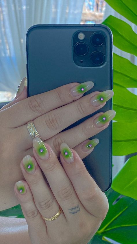 Viral aura nails in green with pink rhinestone in the middle Aura Nails Green And Pink, Pink Green Aura Nails, Aura Nails With Rhinestones, Blue Green Aura Nails, Sage Green Aura Nails, Green Rhinestone Nails, Green Nail Trends, Aura Nails Green, Green Aura Nails