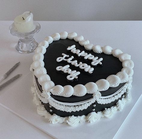 Vintage Cake Black And White, Cake Ideas Black And White, Black And White Heart Cake, Black And White Vintage Cake, Ian Aesthetic, Kdrama Food, Monochrome Cake, Black And White Birthday Cake, Gothic Birthday Cakes