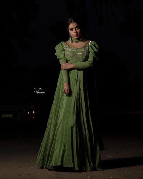 Shamna Kasim in olive green anarkali by atelier stores for dhee kings Green Mehendi Outfits, Olive Green Anarkali, Mehendi Dresses, Shamna Kasim, Ethenic Wear, Green Anarkali, Silk Anarkali, House Shop, Simple Pakistani Dresses