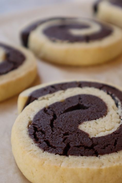 This chocolate pinwheel cookie recipe is a classic icebox cookie. Mix the dough, roll it into a log, and store it in the fridge until you’re ready to bake. Here, we’re swirling chocolate and vanilla batter for a pretty cookie with a decadent taste. Pinwheel Cookies Recipe, Special Cookies, Icebox Cookies, French Cookies, Pinwheel Cookies, Chocolate Diamond, Pinwheel Recipes, Parchment Paper Baking, French Dessert