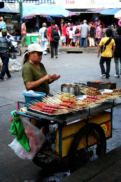 Bangkok Street Food, Street Food Thailand, Vietnam Street Food, Asian Food Photography, Bangkok Street, Street Food Design, Foreign Food, Thailand Food, Thai Street Food