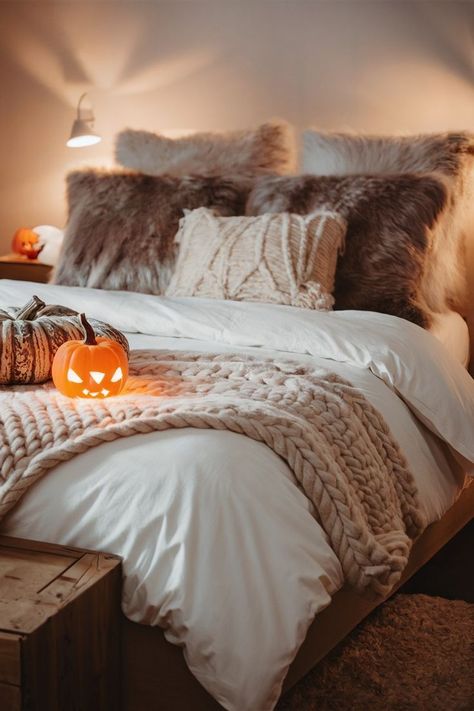 Fall Inspired Bedroom Cozy, Fall Bedroom Ideas, Fall Decor Bedroom, Cozy Dorm Room, Fall Bedroom Decor, Cozy Fall Bedroom, Cozy Fall Decor, Dream Life House, Fall Mood