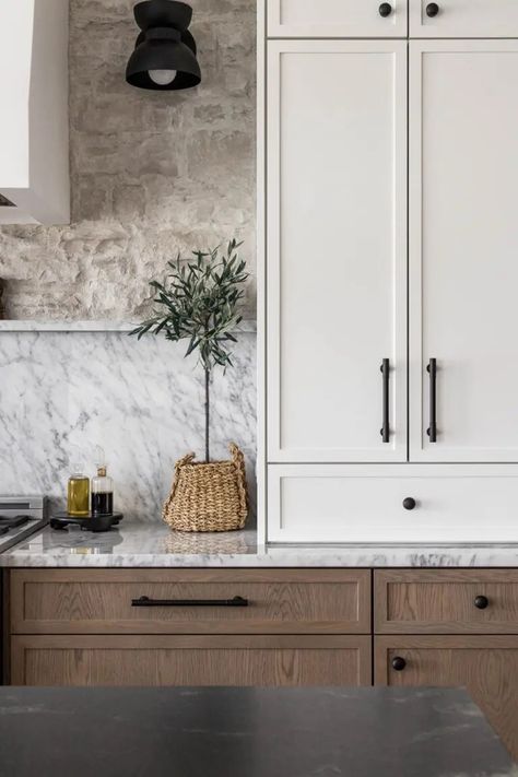 Black Kitchen Hardware, White Oak Cabinets, Stone Backsplash Kitchen, Two Tone Kitchen Cabinets, White Oak Kitchen, Two Tone Kitchen, Oak Kitchen Cabinets, Stone Backsplash, Marble Backsplash