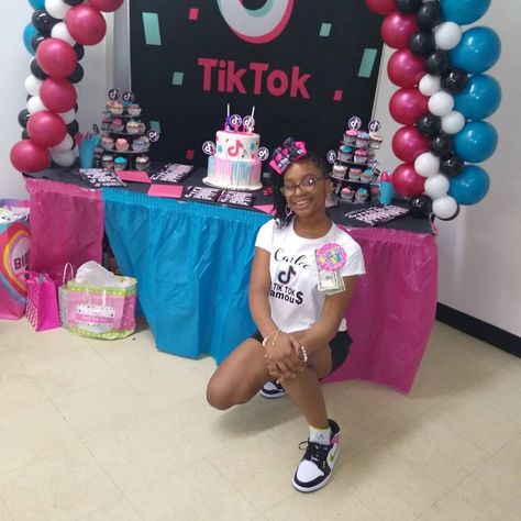 Tik Tok Party, Tiktok Party, 14th Birthday Party Ideas, Crown Baby Shower, Crown Baby, Birthday Party Design, 13th Birthday Parties, Baby Shawer, Cute Dress Outfits