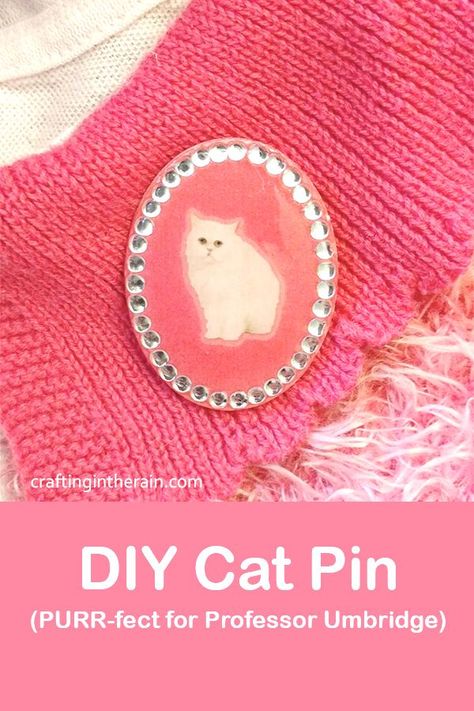 How to make a pin just like Professor Umbridge would wear Umbridge Costume, Delores Umbridge, Professor Umbridge, Dolores Umbridge, Harry Potter Cosplay, Theme Harry Potter, Harry Potter Halloween, Harry Potter Decor, Harry Potter Costume