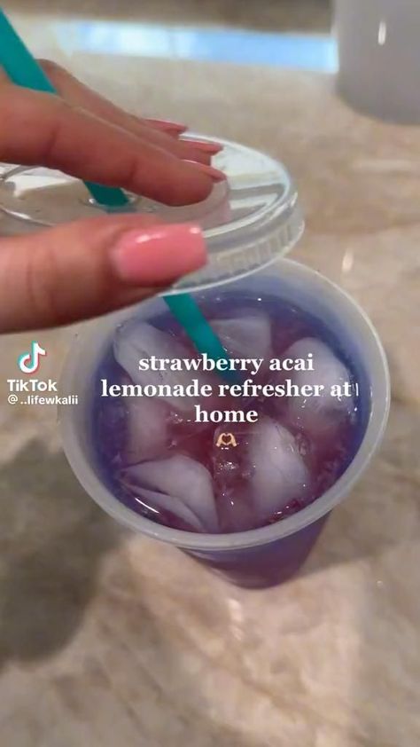 Outfits For School Summer, Summer Outfits For School, Starbucks Secret Menu Recipes, Fun Drink Recipe, Cold Starbucks Drinks, Starbucks Drinks Diy, Secret Starbucks Recipes, Iced Starbucks Drinks, Secret Starbucks Drinks