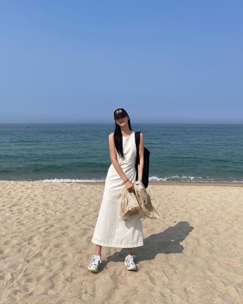 Korea Beach Outfit, Korea Beach, Playa Ideas, Sea Outfit, Ref Photo, Ig Photo Ideas, Long Outfit, Beach Ootd, Outfit Korean