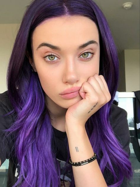 Purple Gradient Hair, Hair Colors For Green Eyes, Colors For Green Eyes, Bright Purple Hair, Hair Colour For Green Eyes, Gradient Fashion, Hair Pale Skin, Dark Purple Hair, Fashion Alternative