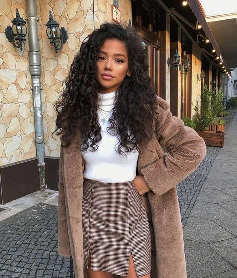 Heart Shaped Face Hairstyles, Winter Mode Outfits, Chique Outfits, Mode Inspo, Lace Frontal Wig, Winter Fashion Outfits, Looks Vintage, Curly Hair Styles Naturally, Outfits Casuales