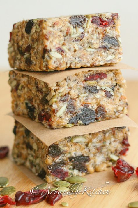 Paleo Protein Bar Recipe, Ella Vegan, Paleo Protein Bars, Homemade Protein Bars, Protein Bars Homemade, Muesli Bars, Desiccated Coconut, Healthy Bars, Protein Bar Recipes