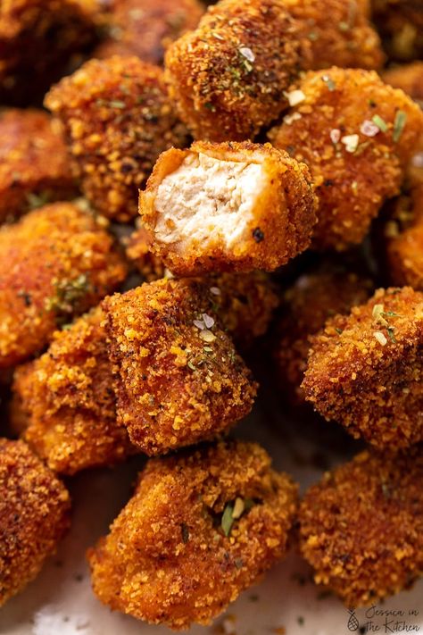 Tofu Nuggets, Vegan Chicken Nuggets, Tofu Chicken, Cocina Diy, Vegan Chicken, Meatless Monday Recipes, Popcorn Chicken, Crispy Tofu, Tofu Recipes