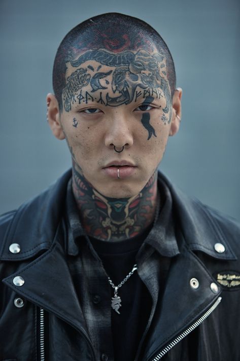 Tattoo Korean, Mens Face Tattoos, Male Models Tattoo, Look Hip Hop, 42 Tattoo, Model Tattoo, Korean Tattoos, Facial Tattoos, Tattoo Now