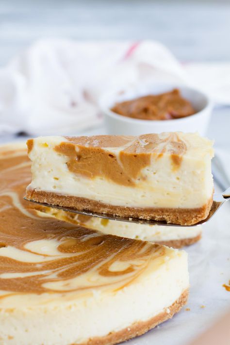 Dulce de Leche Cheesecake Taste And Tell, Cheesecake Factory Recipes, Sweet N Sour Chicken, Cheesecake Factory, Vanilla Wafers, Creamy Cheesecake, Granulated Sugar, Macaroons, Cheesecake Recipes