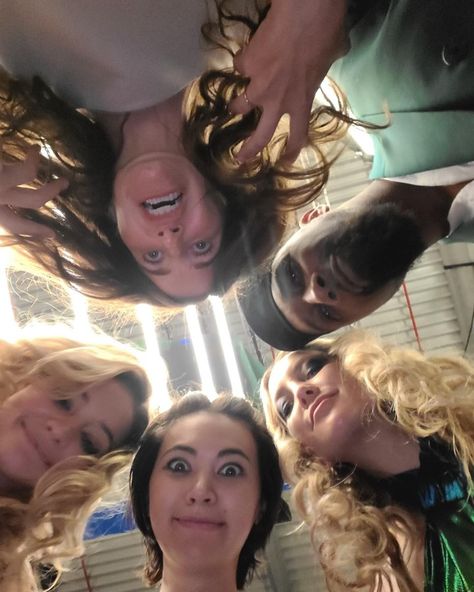 madelyn cline with the cast of glass onion Jessica Henwick, Leslie Odom Jr, Glass Onion, Adore Delano, Cobra Kai Dojo, Kathryn Hahn, Madelyn Cline, Riverdale Cast, Aubrey Plaza