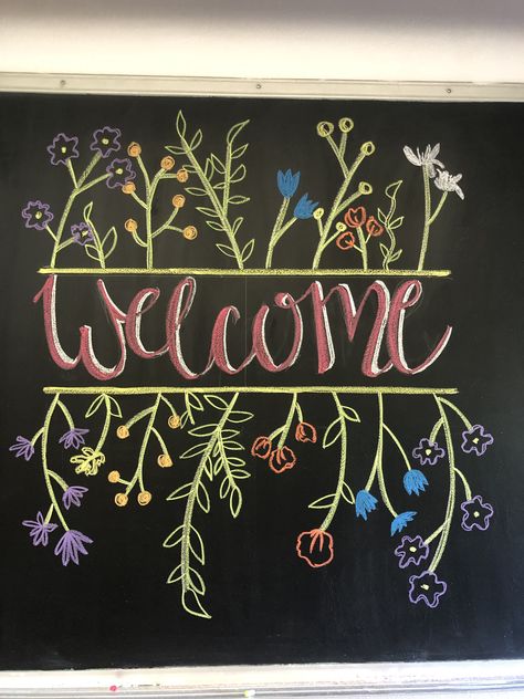 Welcome On Black Board, Welcome Chalkboard Ideas, Board Writing Ideas Chalk, Welcome Back Chalkboard Ideas, Teacher Chalk Art, Chalk Boarder Designs September, End Of Summer Chalkboard Art, Florist Chalkboard Ideas, Black Board Chalk Art