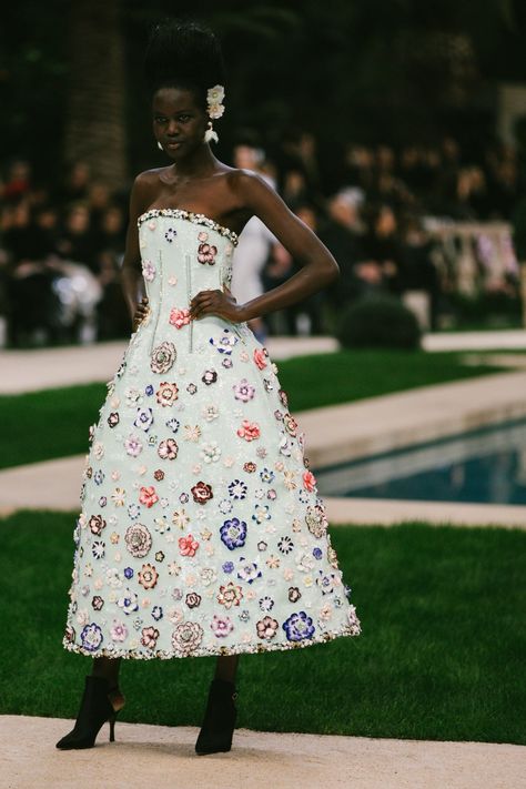 Chanel SS19 Couture Paris Karl Lagerfeld Adut Akech High Fashion Chanel, Chanel Iconic Looks, Karl Lagerfeld Couture, Coco Chanel Haute Couture, Karl Lagerfeld Gown, Chanel Vintage Couture, Karl Lagerfeld Haute Couture, Karl Lagerfeld Iconic Designs, Adut Akech Runway