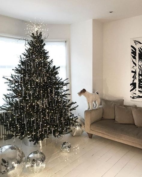 News 08.11.23: Five Essential Articles from Around the Web Christmas Tree Inspo, Crystal Decorations, Christmas Tree Decor Ideas, Tree Decor Ideas, Christmas Tree Decorating Themes, Crystal Christmas Tree, Elegant Christmas Trees, Christmas Themes Decorations, Christmas Tree Inspiration