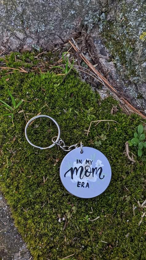 Mom Keychain Diy, Mdf Art, In My Mom Era, Diy Magnets, Handmade Gifts For Friends, Mom Quote, Birthday Gifts For Boyfriend Diy, Handmade Keychains, Mom Keychain