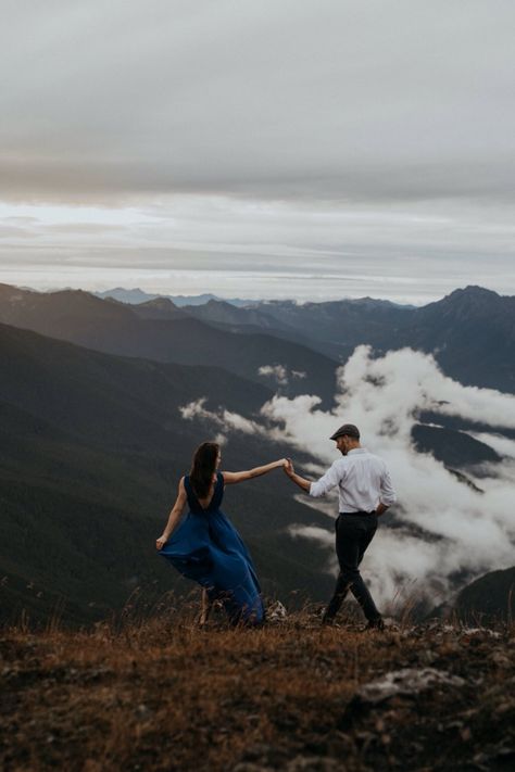 Prenup Photoshoot Ideas Mountain, Mountain Photoshoot Ideas, Seattle Hiking, Forever Aesthetic, Romantic Rain, Prenup Photos Ideas, Hiking Engagement, Mountain Photoshoot, Prenup Ideas