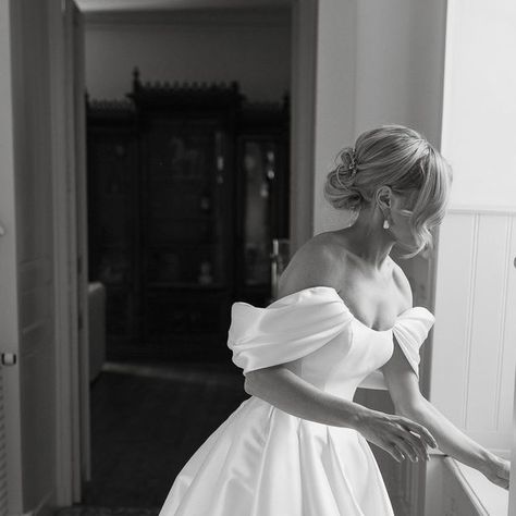 Pronovias on Instagram: "#PronoviasBride @kathrynp86 radiating elegance in the beautiful Lynn dress 💛 How did you feel when you said "yes" to your dress? Tell us your story via the link in bio ✨ Store: @pronoviaslondon Photographer: @modernvintageweddings Venue: @chateau_oche Hair: @lululondon_fulham #Pronovias" Pronovias Lynn Wedding Dress, Wedding Dress 2025, Nye Wedding Dress, Pronovias Bridal, Wedding 2025, Dream Wedding Ideas Dresses, Wedding Dress Accessories, Cute Wedding Ideas, Wedding Goals