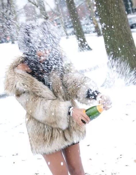 Snow Day Winter Picnic, Bachelorette Inspo, Apres Ski Party, Cabin Trip, Ski Bunnies, Bachelorette Party Planning, Bachelorette Themes, Fabulous Furs, Snow Bunnies