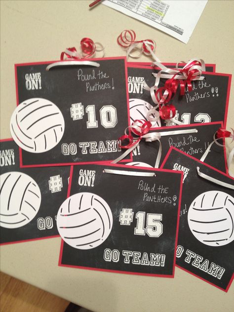 Chalkboard Volleyball locker decorations! I made these for my daughter's JV volleyball team. So cute  fun! Sports Locker Decorations, Volleyball Locker Signs, Volleyball Bedroom, Volleyball Locker Decorations, Volleyball Decorations, Locker Room Decorations, Volleyball Room, Soccer Locker, Volleyball Signs