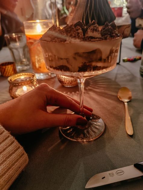 Christmas Dinner Aesthetic, Christmas Tiramisu, Nye Desserts, Winter Dinner Party, Home Alone Christmas, Tiramisu Dessert, Dinner Party Themes, Story Insta, Garden Party Birthday