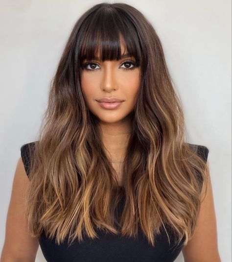 2000 Hair Color Trends, Bronde Balayage With Fringe, Baylage Brunette With Bangs, Bangs With Balayage Hair, Brown Balayage Bangs, Hair Color Ideas For Brunettes With Bangs, Brunette Balayage With Bangs, Brown Balayage With Bangs, Brown Hair With Highlights And Bangs