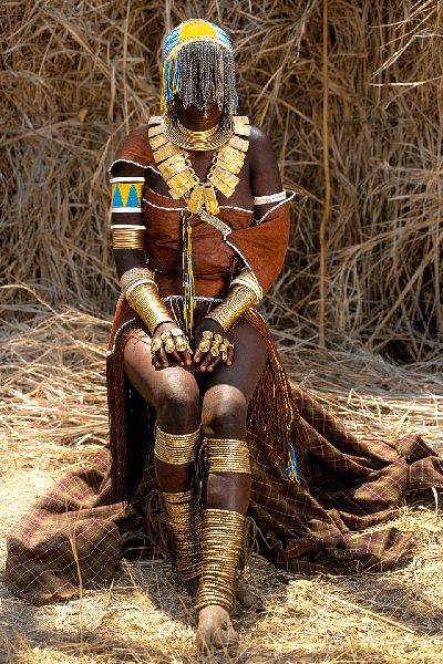 Carol Beckwith and Angela Fisher, Veiled Barabaig Girl, Tanzania, 2013 | THK Gallery Africa Tribes, 60s Vintage Fashion, Africa Art Design, Africa People, Mask Dance, Africa Art, Folk Fashion, African History, African Jewelry