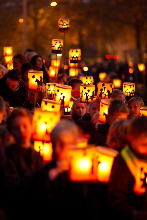 St. Martin's Day (#Martinstag) - Germany | This holiday originated in France, then spread to Germany, Scandinavia, and Eastern Europe. It celebrates the end of the agrarian year and the beginning of harvesting. Homemade Lanterns, Christian Festival, Lantern Parade, St Martin Of Tours, Herbst Bucket List, Winter Carnival, Halloween Decor Ideas, All Souls Day, Holidays Around The World