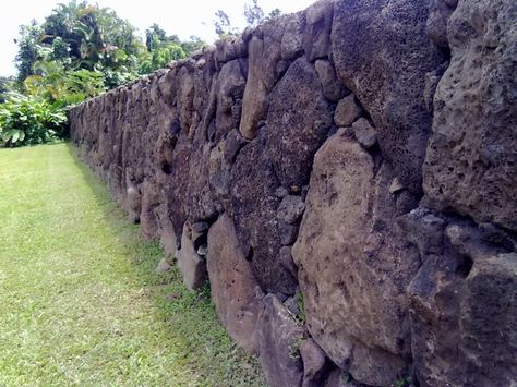 Hawaii Wall Lava Rock  Photo taken by Fabiola Saenz Lava Rock Wall, Rock Wall Fencing, Lava Rock Landscape, Lava Wall, Beach House Storage, Goron City, Tropical Hideaway, Rocks Garden, Hawaii Landscape