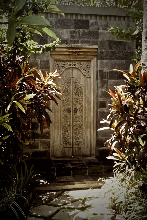 Bali - Indonesia (von Paul D’Ambra - Australia) Balinese Interior, Bali Style Home, Balinese Garden, Bali House, When One Door Closes, Cool Doors, Bali Fashion, Main Door, Old Doors