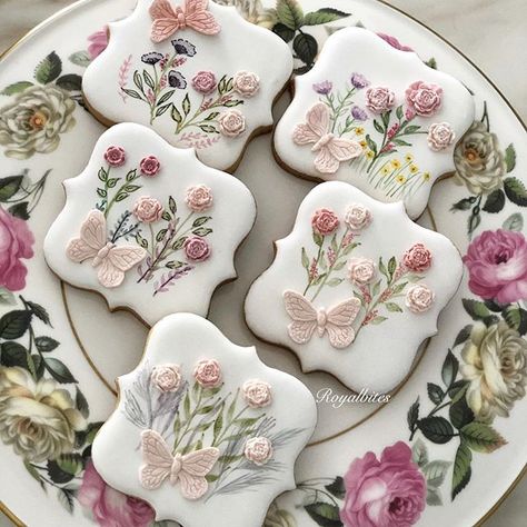 Mahtra (@royalbites) • Instagram photos and videos Butterfly Garden Cookies, Floral Plaque Cookies, Butterfly Wedding Cookies, Floral Cookies Decorated, Wildflower Cookies, Flower Cookies Bouquet, Cookie Flowers, Cookies Flowers, Floral Cookies