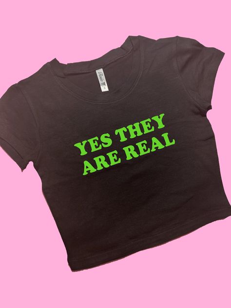 Yes They Are Real SNUG FIT Crop Top | Graphic Top | Gift For Her | Y2K Baby Tee | Y2K crop top | Gift for friend | Funny Slogan Comfy Top to Lounge in! Actual item may be lighter/darker than pictured. M A T E R I A L S - SNUG FIT - 100% RING SPUN COTTON - Shoulder Taping S I Z I N G - Size chart is available on our listing photos. S H I P P I N G  &  P R O D U C T I O N  T I M E - Production Time is 5 Business Days. (May be delayed during the Holiday Season) - Shipping Time is 2-6 Business Days. 2000s Slogan Tees, Funny Crop Tops, Funny Baby Tees, Friend Funny, Y2k Crop Top, Baby Tees Y2k, Y2k Baby Tee, Shirt Y2k, Workout Crop Top