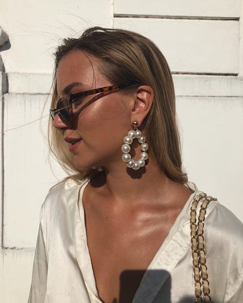 Mega BABE @sandrawiller wearing ‘Pearl hoops’ - shop the earrings onlin Hoop Earrings Outfit, Watermelon Tourmaline Jewelry, Hoop Earrings Diy, Small Diamond Rings, Beautiful Diamond Earrings, Wearing Pearls, White Hoop Earrings, Earrings Outfit, Geode Jewelry