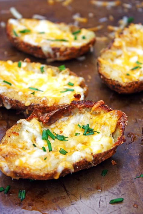 Yum! That is what I have to say about these potato skins. They are so yummy and also easy to prepare. If you like potatoes, especially baked potatoes, you will love these.  First, bake the potatoes either in the oven or microwave. I prefer the oven because they are a crispier when cooked in the...Read More » Crispy Potato Skins, Baked Potato Skins, Potatoe Skins Recipe, Crispy Baked Potatoes, Stuffed Potatoes, Healthy Superbowl Snacks, Soup Appetizers, Homemade Seasonings, Potato Skins