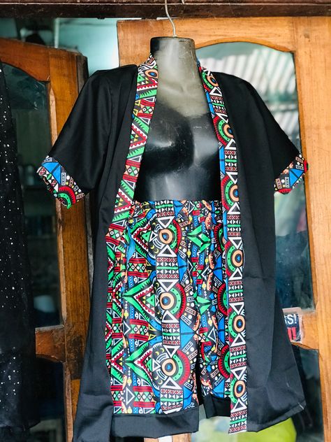 Kimono And Shorts Outfit, Kimono Ankara Styles, Kimono And Shorts, African Fabric Accessories, Hoddies Outfits, Pretty Dresses Casual, Ankara Skirt And Blouse, Kimono Outfit, Interesting Outfits