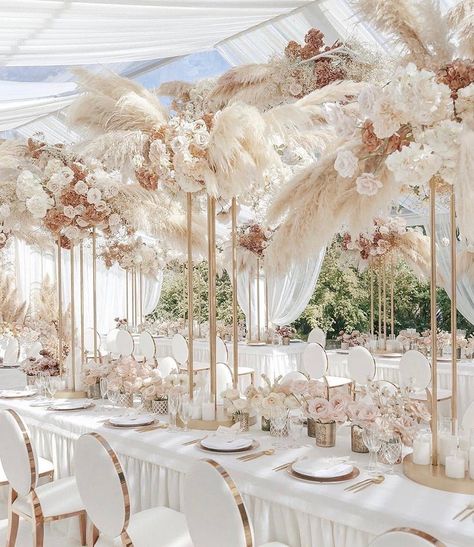 Nude Wedding Decor, Unique Wedding Venue Ideas, Amazing Wedding Centerpieces, Bohemian Centerpieces, Hanging Floral Decor, فن النسيج, Glam Bride, Rustic Wedding Decorations, Tall Wedding Centerpieces