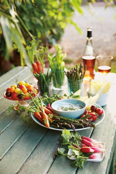 Easy Entertaining Tips to Help You Master the Laid-Back Cali Vibe Herb Dip, Summer Appetizers Easy, Sweet Potato Hummus, Baked Ricotta, Caprese Skewers, Cucumber Bites, Marinated Olives, Classic Appetizers, Snack Prep