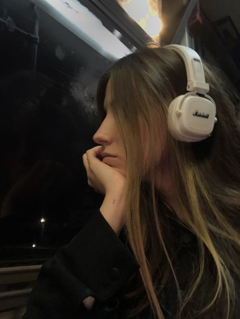 Headphones Aesthetic Girl, Chill Out Lounge, Headphones Aesthetic, Lounge Music, Wearing Headphones, Aesthetic Girl, A Woman, Headphones, Lounge