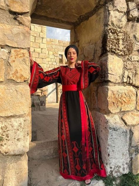 Thobes For Women, Jordanian Clothing, Yemeni Clothes, Wedding Guest Outfit Ideas, Red Wedding Dress, Outfit Ideas Summer, Red Black Dress, Fashion Courses, Desert Fashion