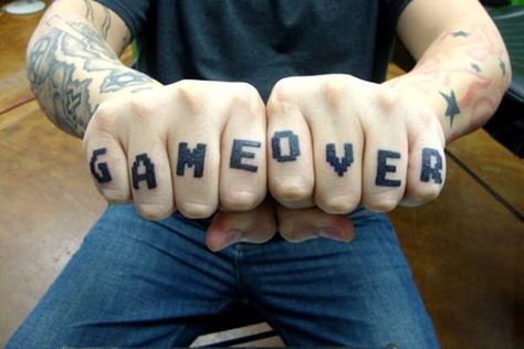 Finger Tattoos Tatto Man, Geeky Tattoos, Berg Tattoo, Cool Finger Tattoos, Tattoo Finger, Funky Fingers, Knuckle Tattoos, Finger Tattoo Designs, Matching Couple Tattoos